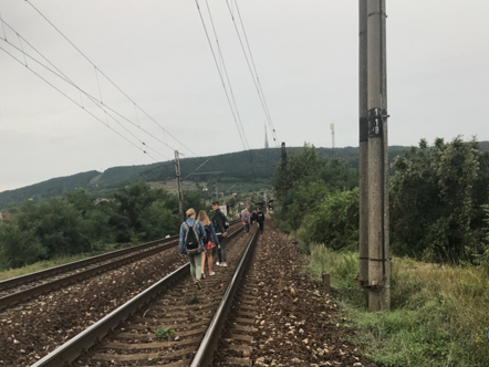Cestujúci pre poruchu vlaku museli vystúpiť a pokračovať pešo.