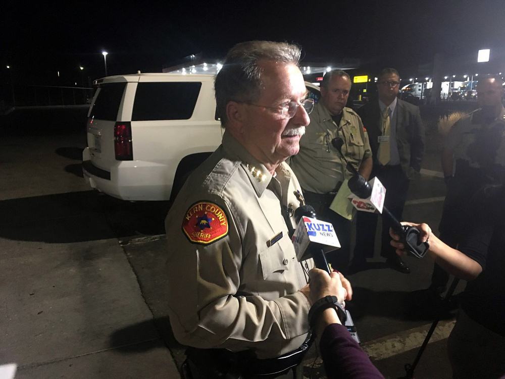 Šerif vysvetľuje konanie chlapa, ktorý zabil včera večer 5 ľudí v meste Bakersfiled. 