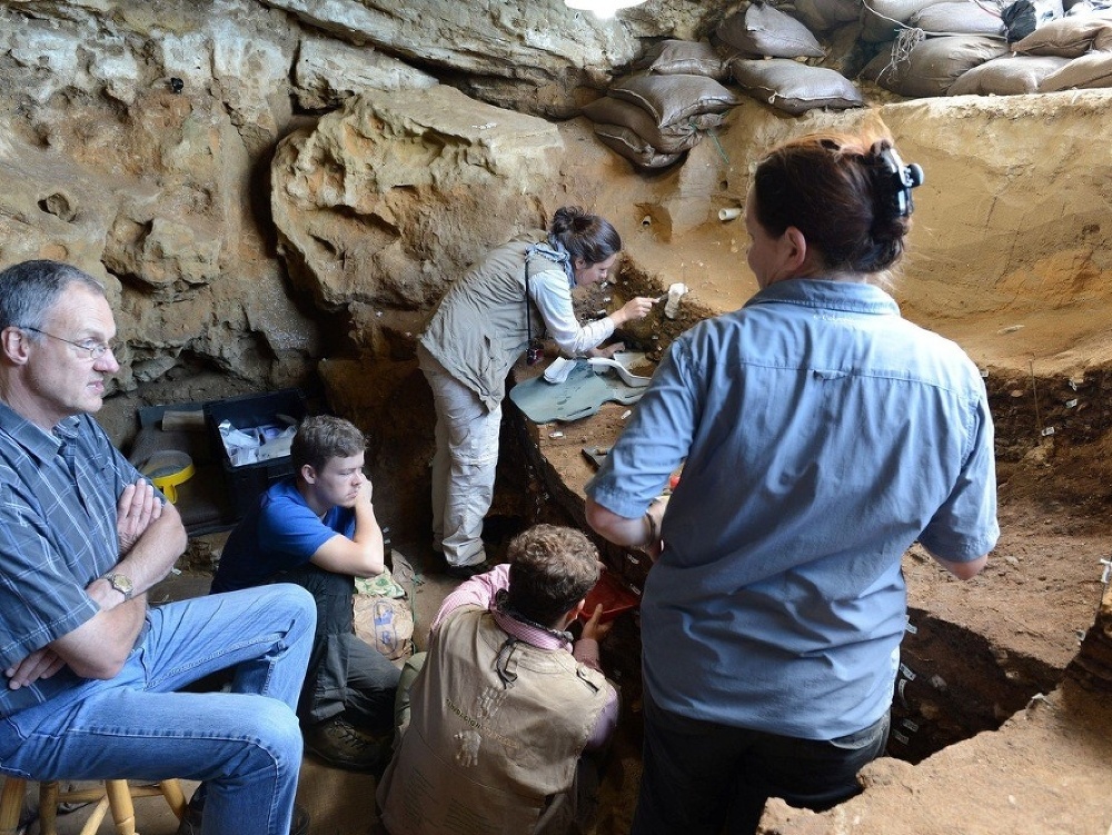 Christopher Henshilwood so svojím tímom v jaskyni Blombos