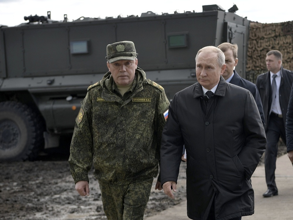 Vladimir Putin počas návštevy vojenského cvičenia. 