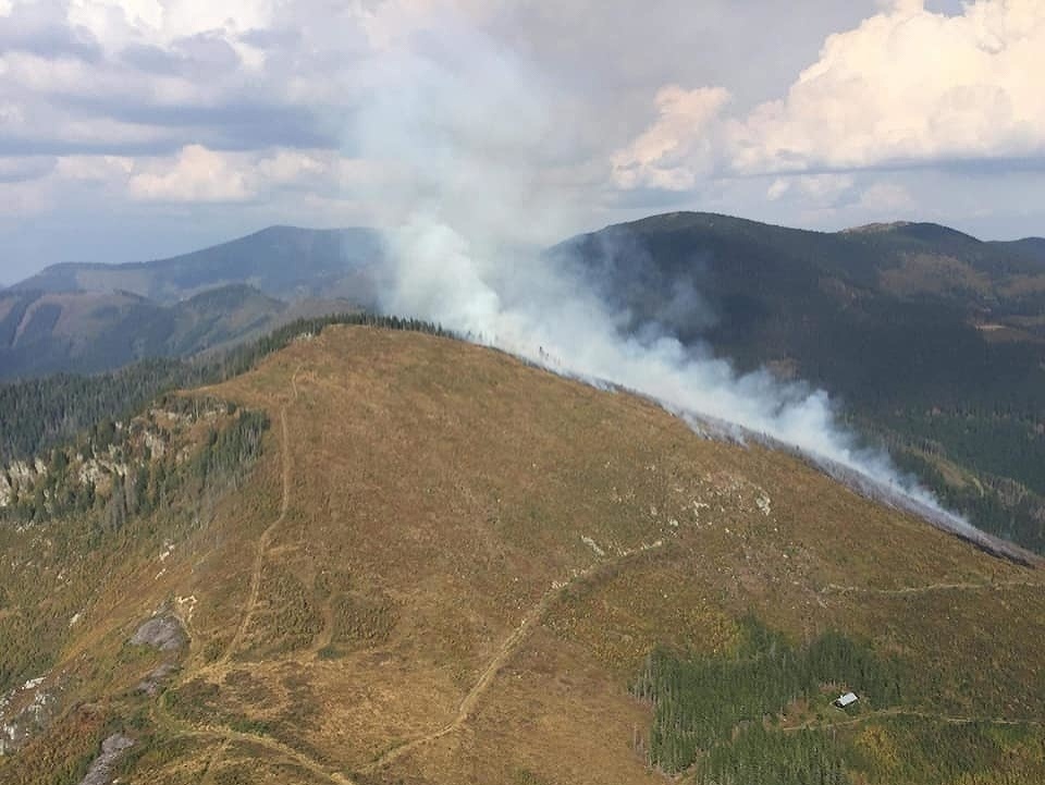 Požiar lesa pri Polomke zasiahol plochu približne šesť hektárov.