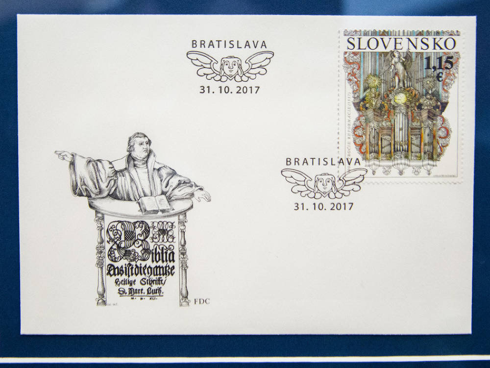 Na snímke poštová známka pri príležitosti 500. výročia reformácie počas jej slávnostnej inaugurácie v priestoroch Slovenského národného divadla, 31. októbra 2017 v Bratislave.