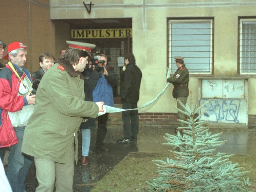 Vchod na Bajzovej ulici, kde v roku 1999 zavraždili exministra a bývalého riaditeľa SPP Jána Duckého.