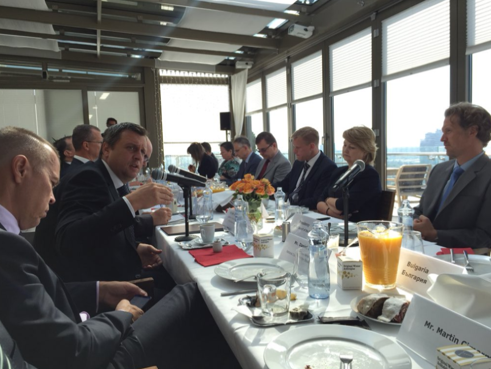 Andrej Danko počas raňajok s diplomatmi. 