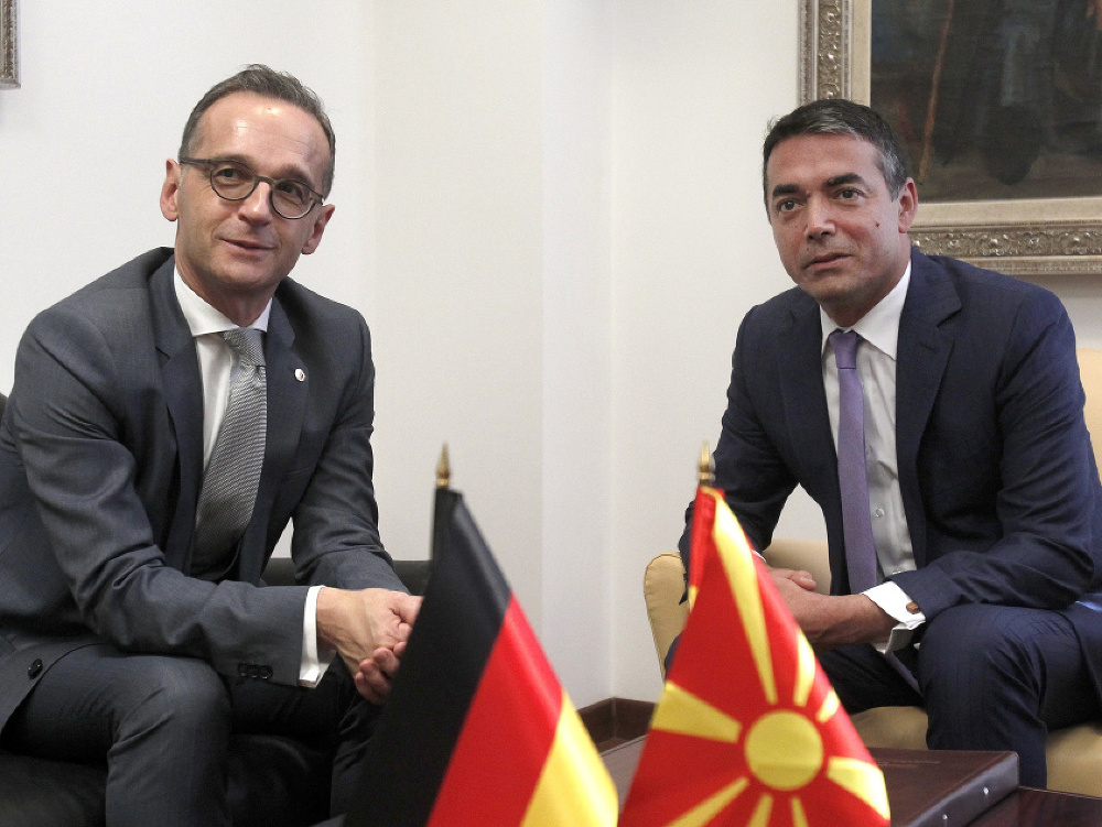 Nemecký minister zahraničných vecí Heiko Maas (vľavo) sa rozpráva so svojím macedónskym rezortným partnerom Nikolom Dimitrovom počas ich stretnutia v Skopje