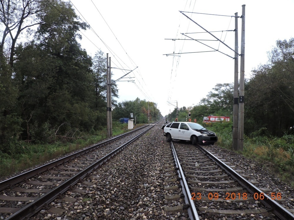 Vlak sa zrazil s autom. Vodič auta aj napriek svetelnej signalizácii vošiel na koľajnice. 