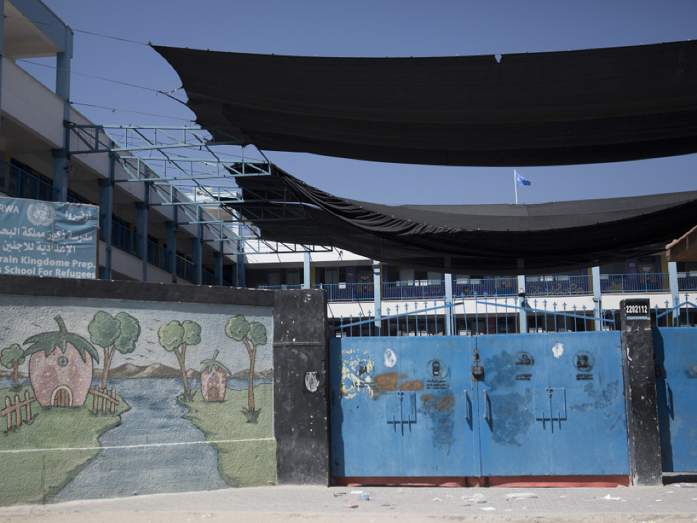 Na snímke sú kresby na stene zatvoreného Úradu OSN pre palestínskych utečencov na Blízkom východe (UNRWA) pôsobiacich pásme Gazy počas štrajku zamestnancov úradu.