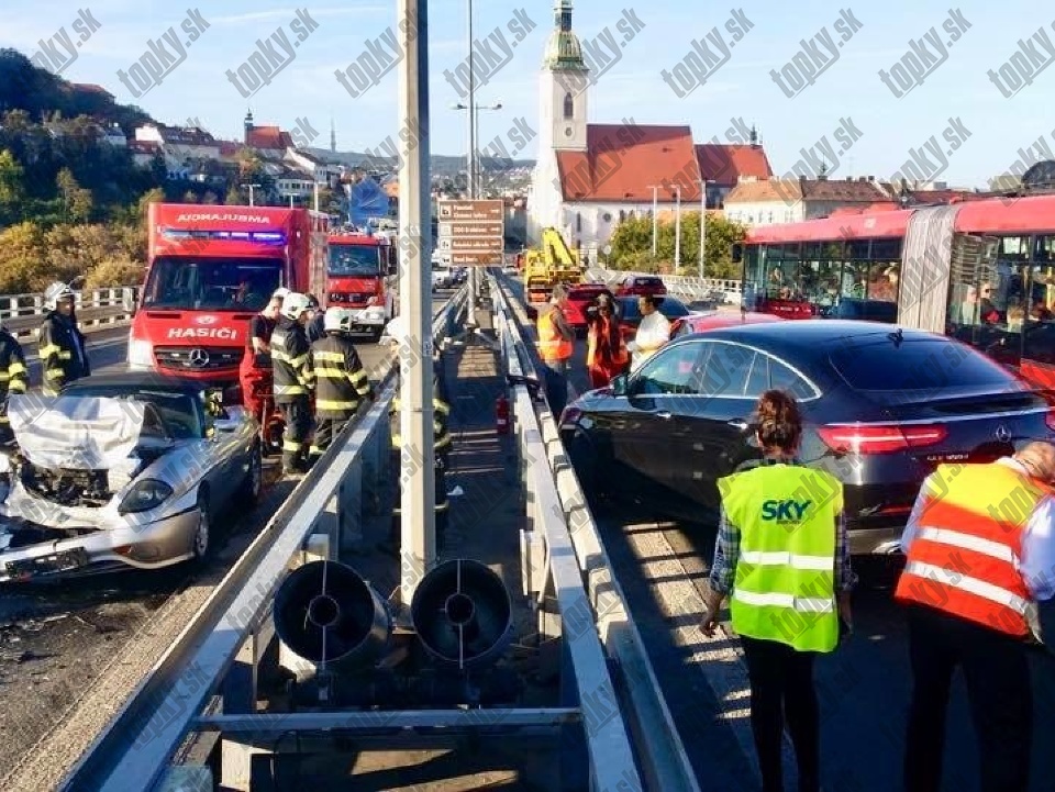 Nehoda v Bratislave spôsobila dopravný kolaps. 