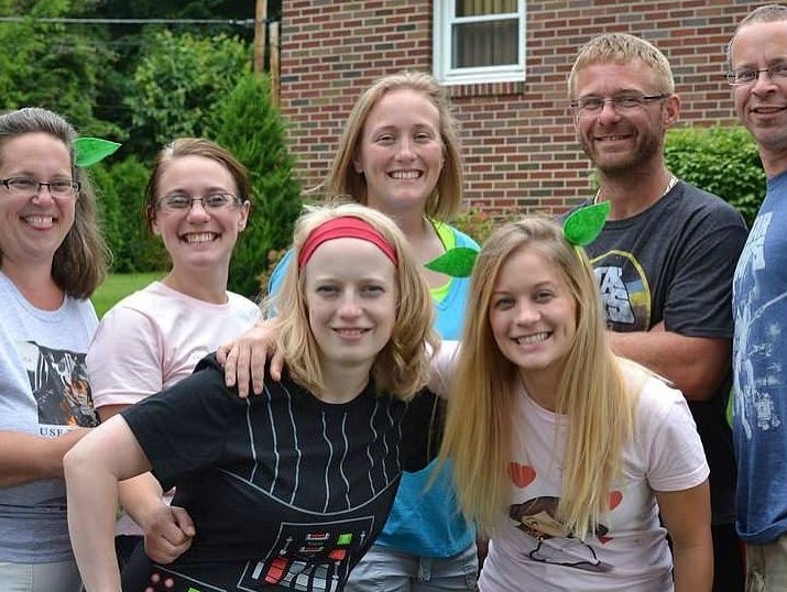 Allison (vzadu, druhá zľava), Mary (vzadu, tretia zľava), Abby (vpredu, vľavo) a Amy (vpredu, vpravo).