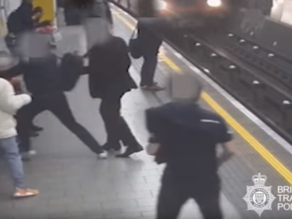 Incident na londýnskej stanici metra. 