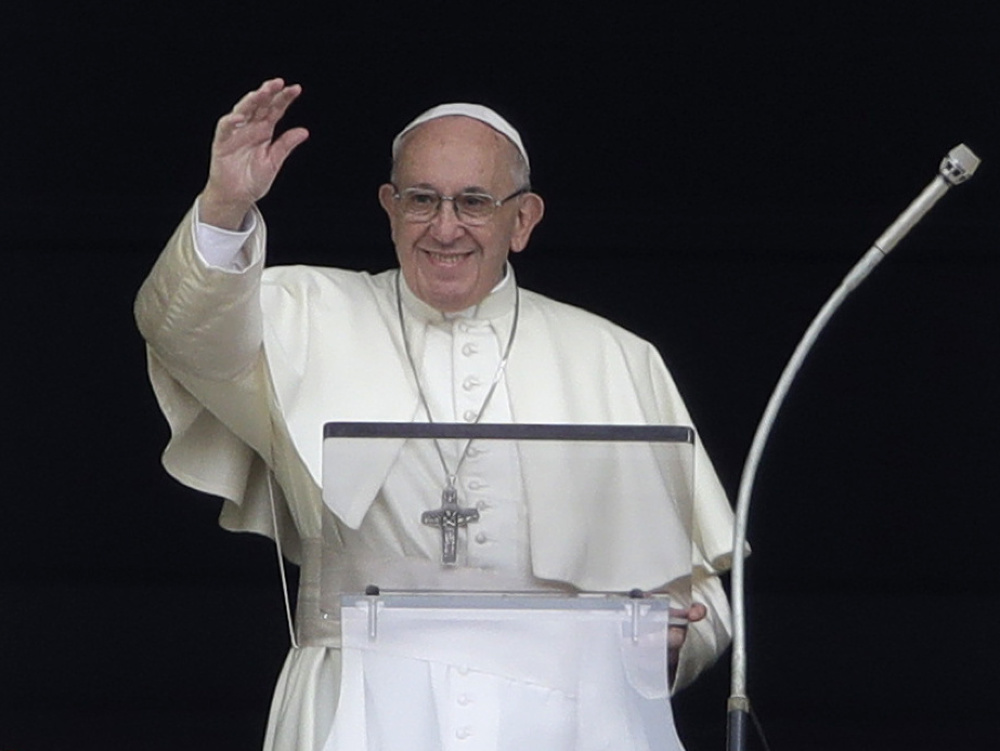 Pápež František počas svojho prejavu z balkóna na Námestí sv. Petra vo Vatikáne. 