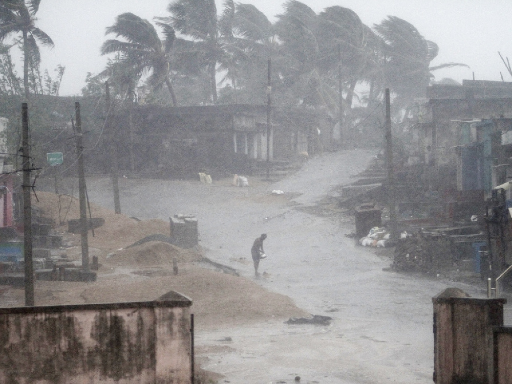 Tropický cyklón zasiahol Indiu. Evakuovať museli tisícky obyvateľov.