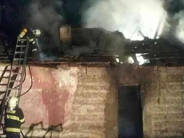 Pri požiari domu v obci Chrámec sa zranili dve osoby.