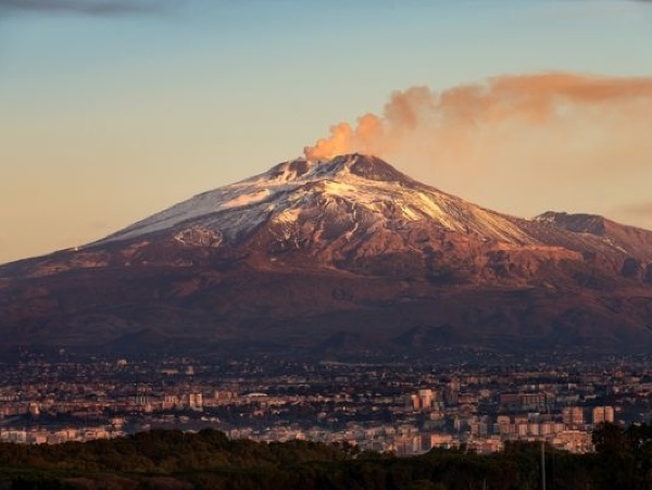 Etna a pod ňou ležiaca Catania