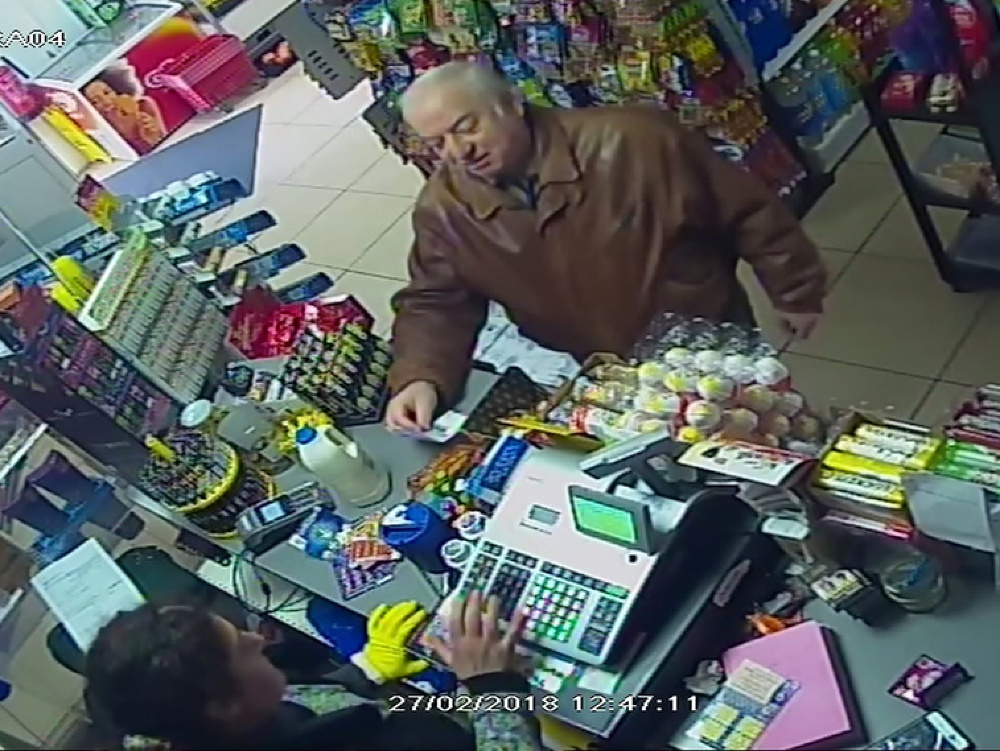 Na fotke bývalý ruský dvojitý agent Sergej Skripaľ nakupuje v obchode meste Salisbury.