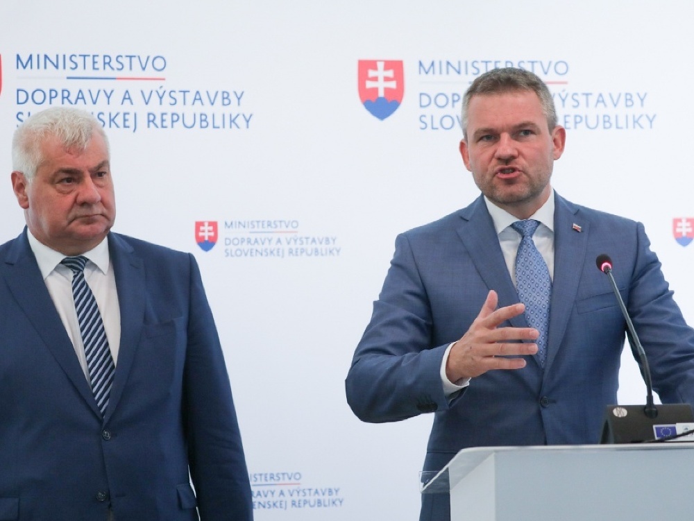 Zľava: Minister dopravy a výstavby SR Árpád Érsek a premiér SR Peter Pellegrini 