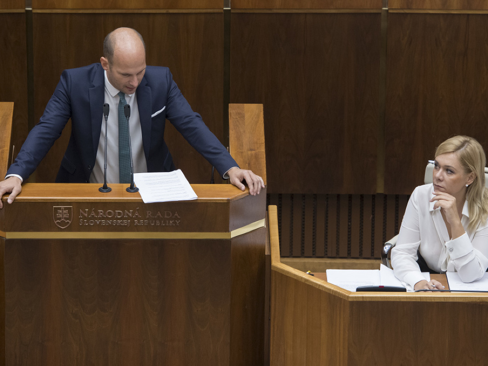 Na snímke zľava opozičný poslanec Gábor Grendel (OĽaNO) a ministerka vnútra SR Denisa Saková