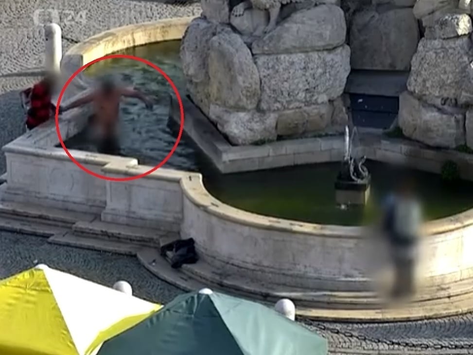 Nahý muž vo fontáne v Brne. 