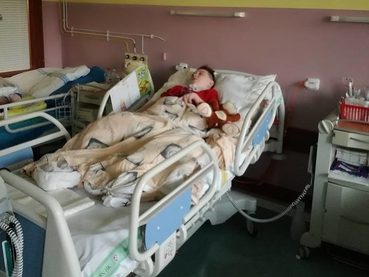 Adamko skončil po operácii mandlí v kóme. Rodičia stále čakajú, že sa na nich ešte raz usmeje.