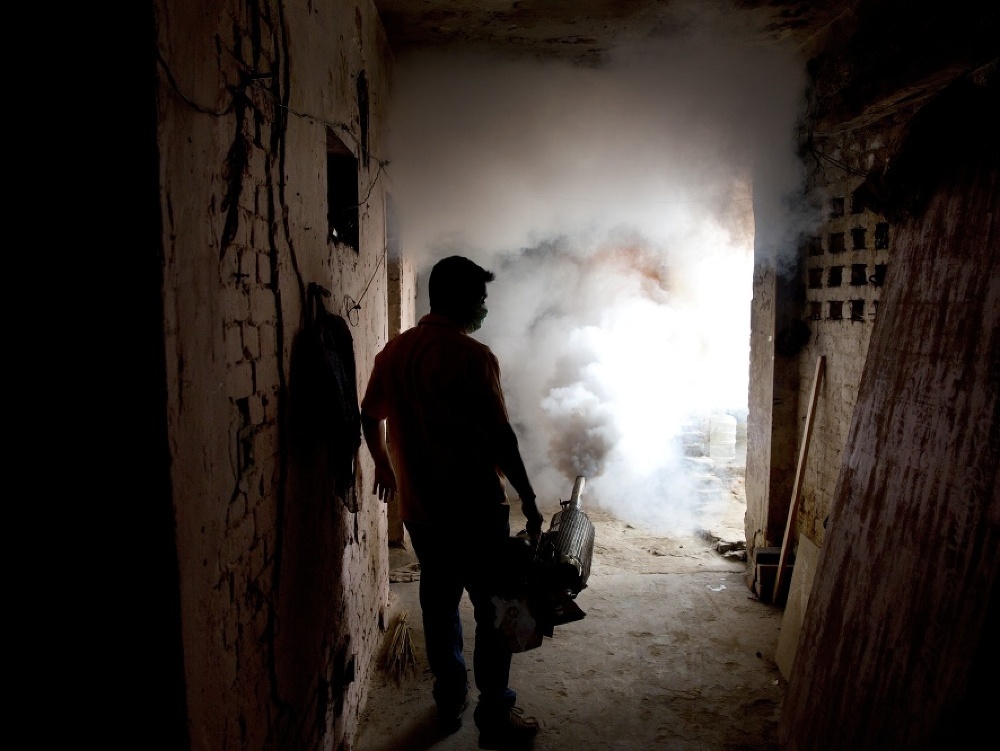 Pracovník dezinfikuje počas prevencie proti šíreniu nákaz komármi v Naí Dillí