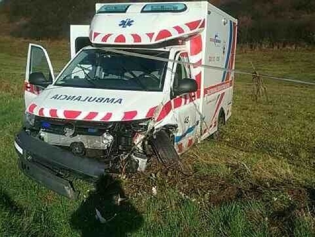 Dopravná nehoda sanitky pri Rožkovanoch.