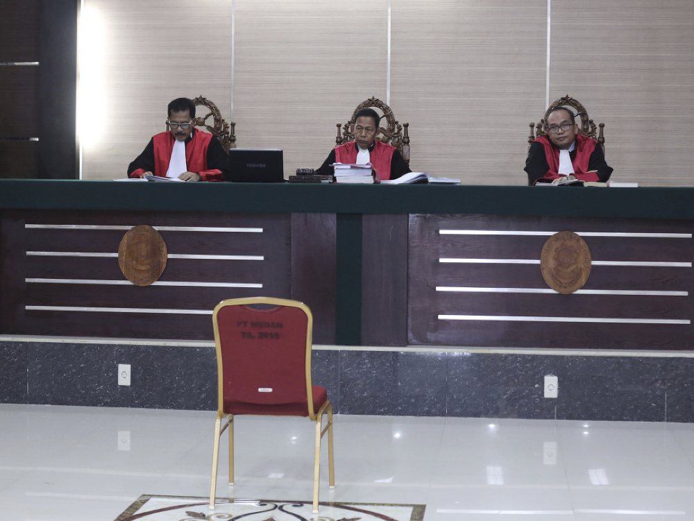 Na snímke sudca Dalium Sailan (uprostred) číta verdikt súdu.