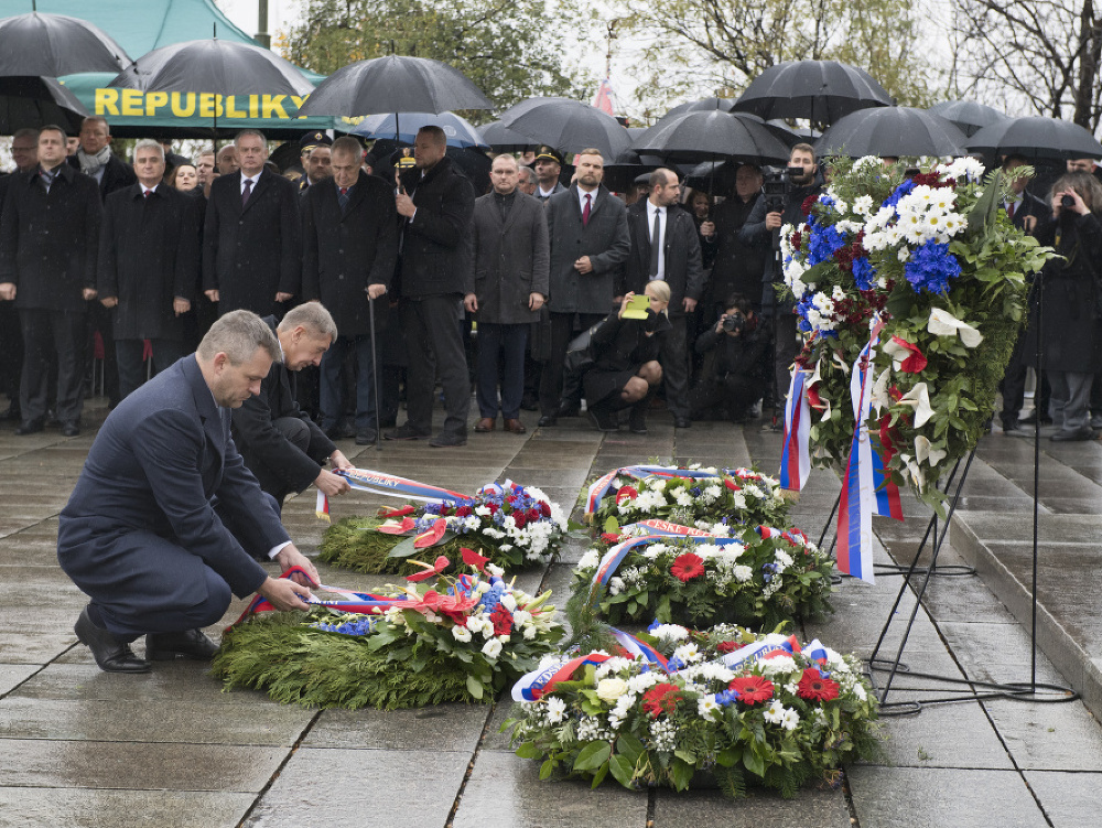Vľavo premiér SR Peter Pellegrini a druhý zľava premiér ČR Andrej Babiš počas pietneho aktu kladenia vencov na Národnom pamätníku v Prahe na Vítkově.