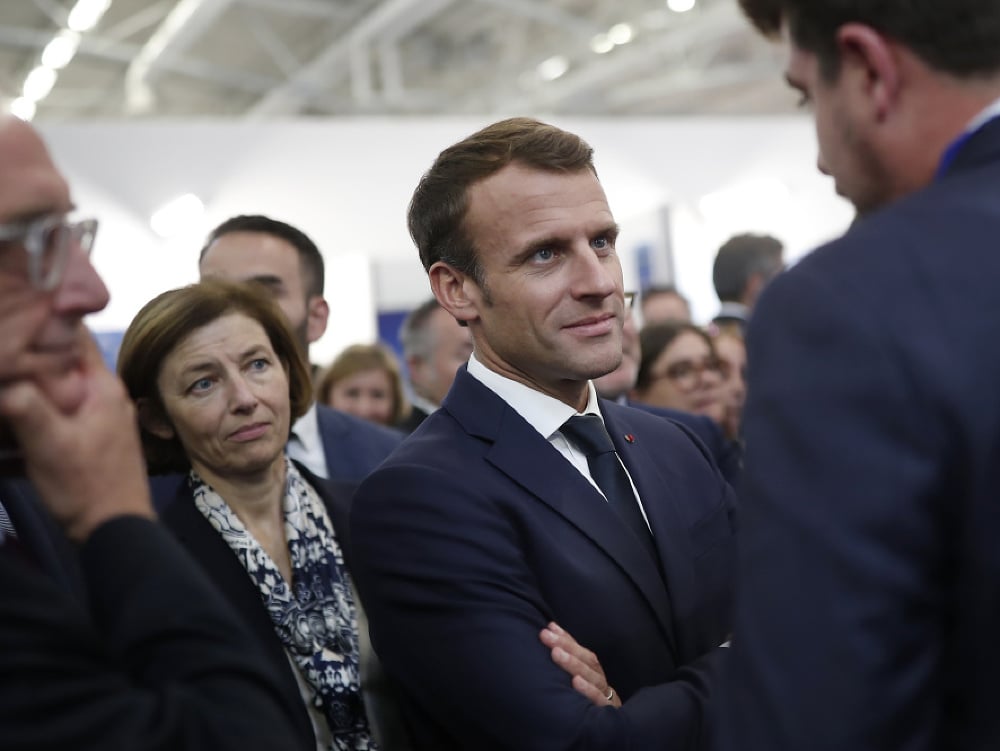 Francúzsky prezident Emmanuel Macron a ministerka obrany Florence Parlyová