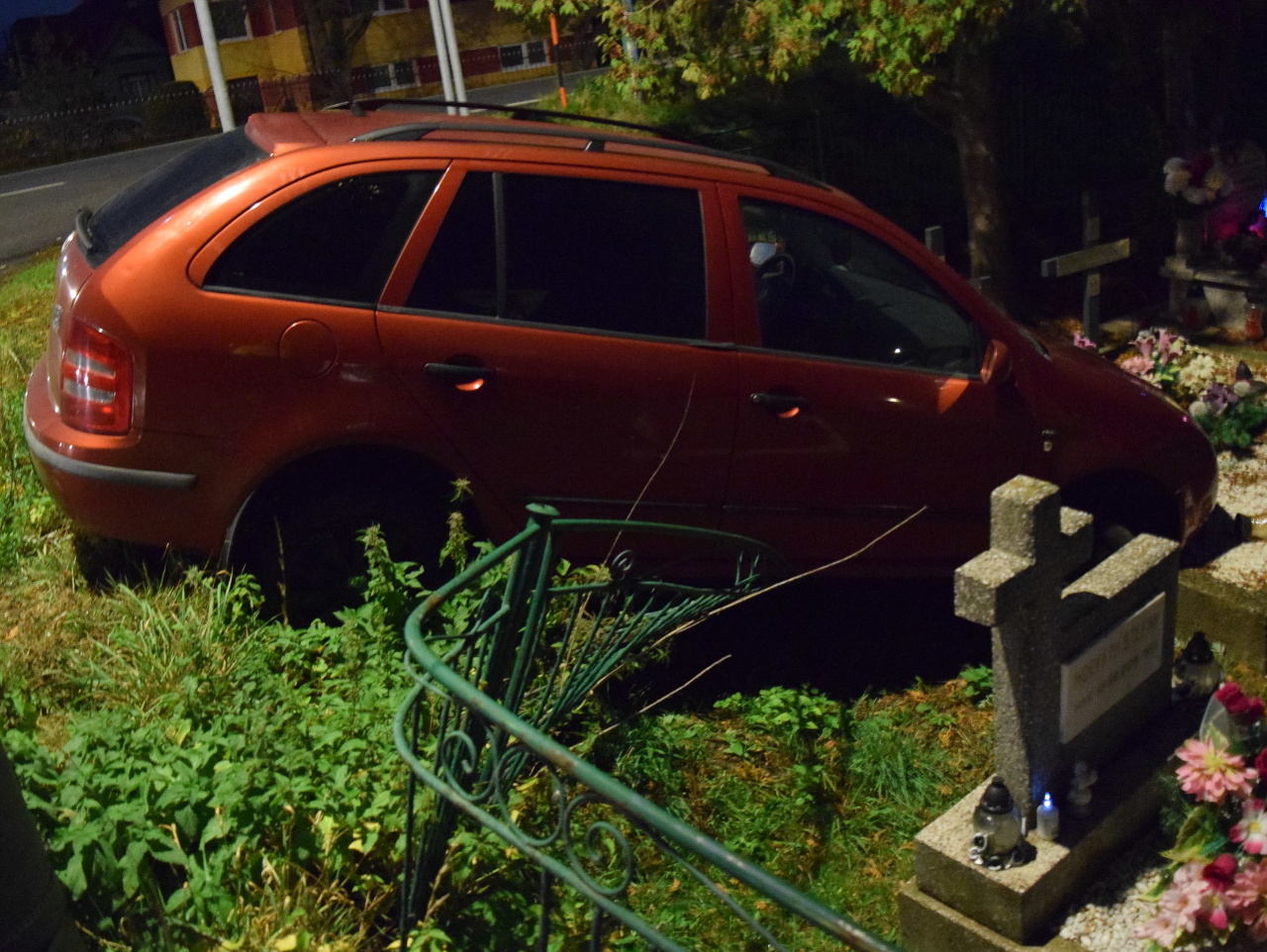 Mladík narazil autom do hrobu