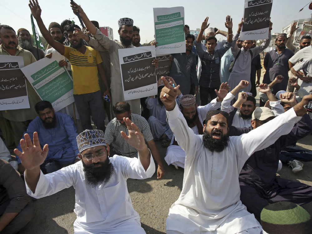 V Pakistane protestovali v dôsledku rozsudku. Islamisti stále protestujú. Chcú aby ju obesili. 