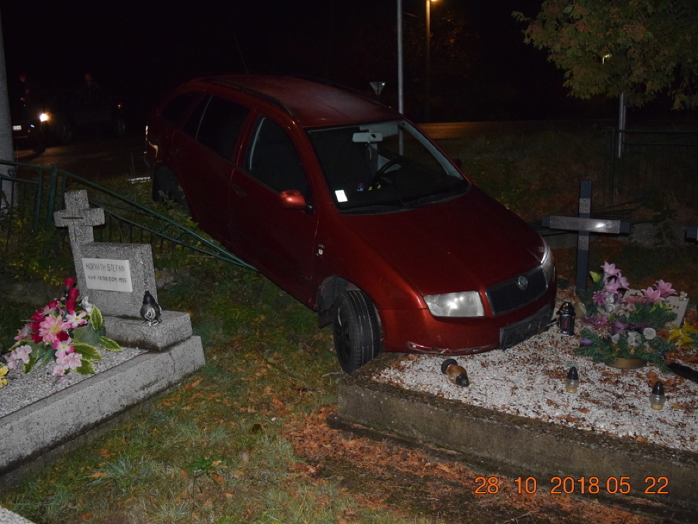 Auto zastavilo až na jednom z hrobov.