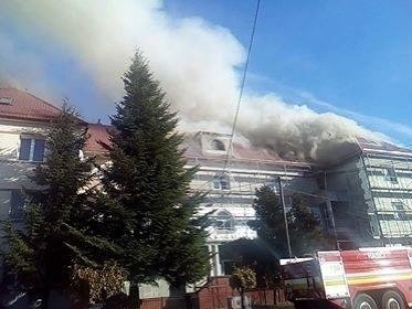Rozsiahly požiar strechy budovy v Slovenskom Novom Meste.