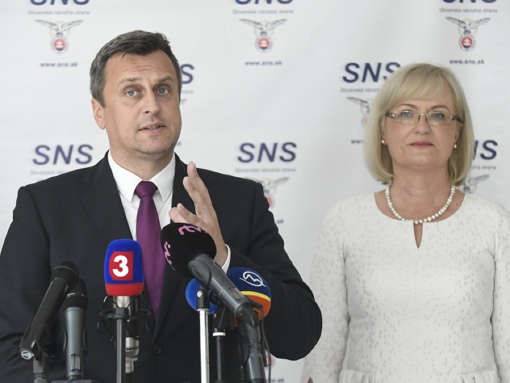 Predstavitelia SNS. Predseda Andrej Danko a podpredsedníčka Eva Smolíková.