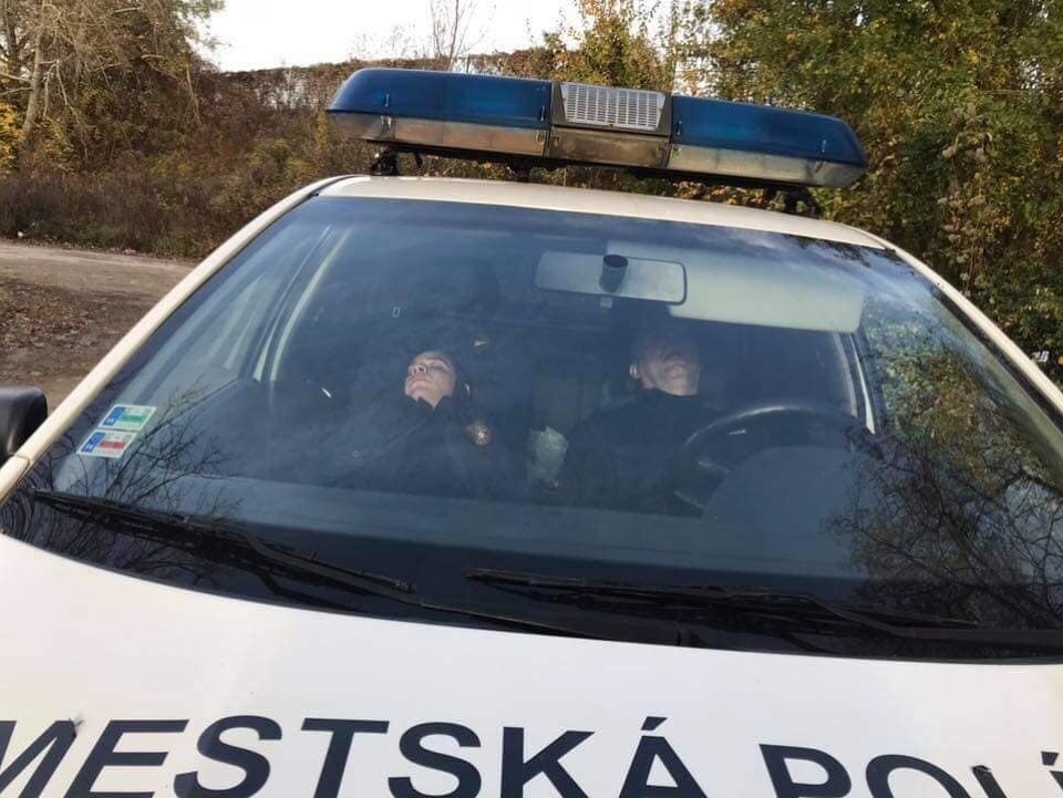 Policajti spali v aute počas služby.