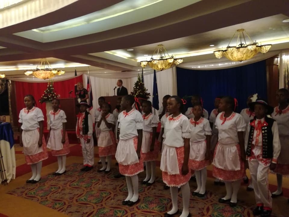 Školáci spievajúci slovenskú hymnu v Nairobi
