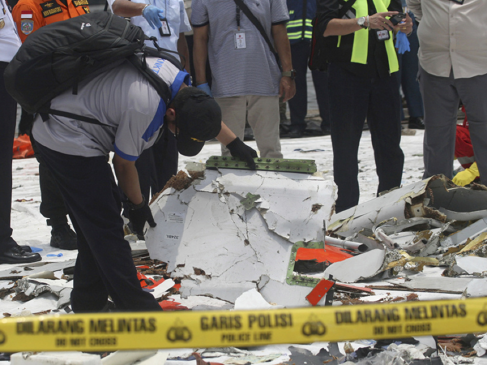 Indonézsky potápači už vylovili takmer celé lietadlo. Dnes našli už aj jeho trup.