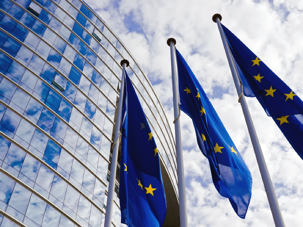 Vlajky EÚ pred budovou EK.