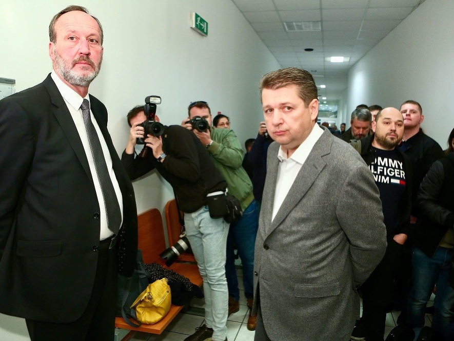 Advokát Peter Filip a Ladislav Bašternák na súde