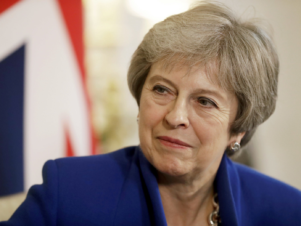 Britská premiérka Mayová si predvoláva členov vlády a odovzdáva im kópie návrhu dohody o brexite. Hlasovanie britskej vlády o dokumente by sa malo uskutočniť v stredu večer.