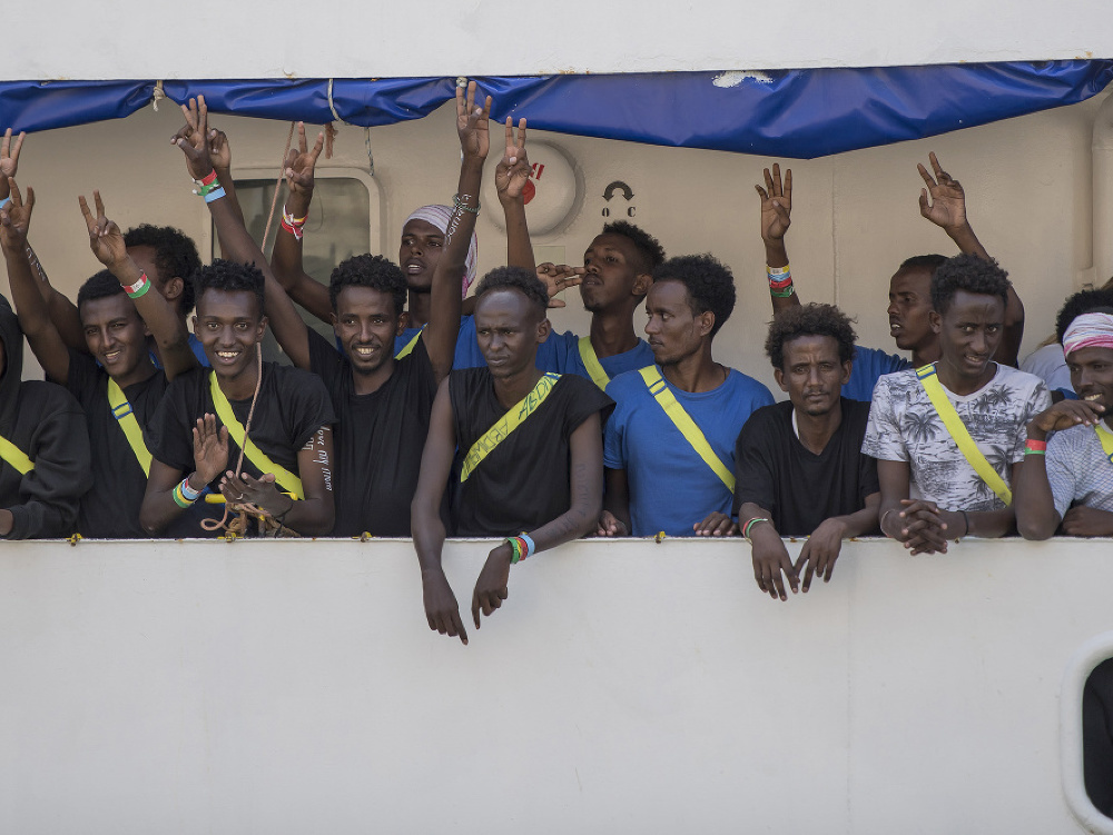 Migranti na palube humanitárneho plavidla NGO SOS Mediterranee
