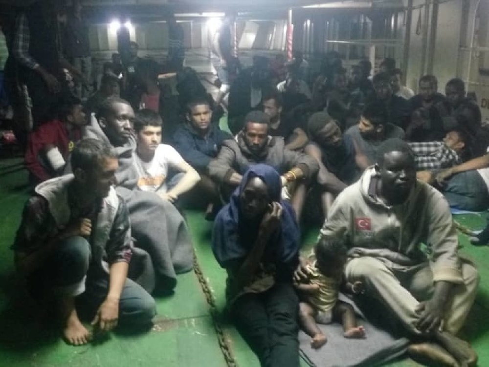 Migranti blokovali výstup z lode. Zabarikádovali sa a nechceli vystúpiť z lode. 
