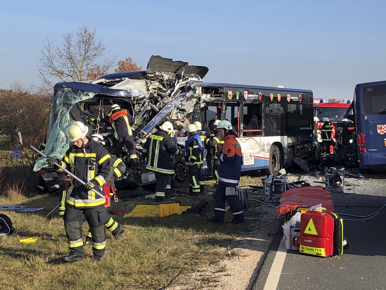 Hasiči pomáhajú odstraňovať nehodu 2 autobusov v Bavorsku.