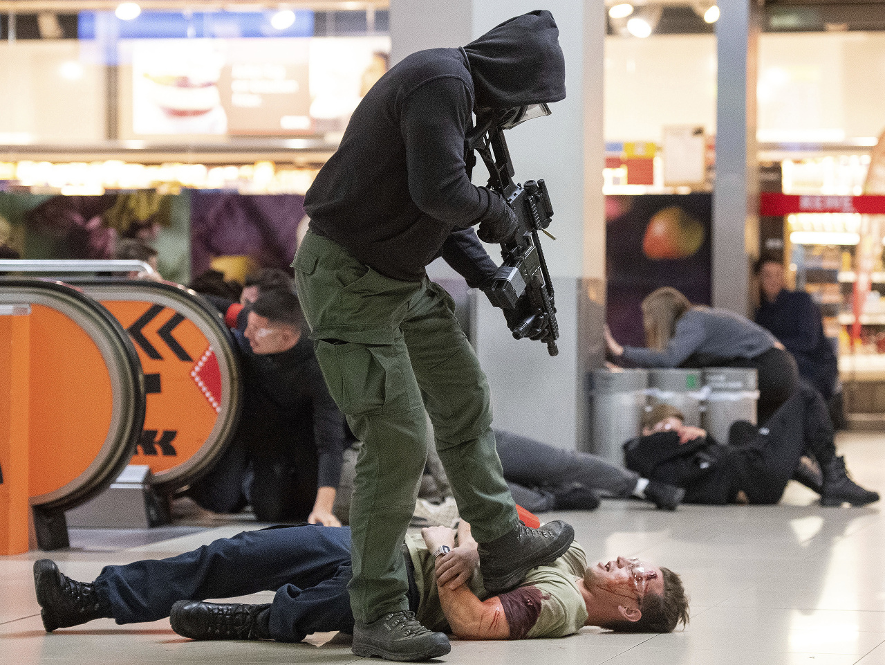 Doposiaľ najrozsiahlejšie protiteroristické cvičenie v priestoroch letiska uskutočnila nemecká polícia v noci na stredu medzi Kolínom nad Rýnom a Bonnom.