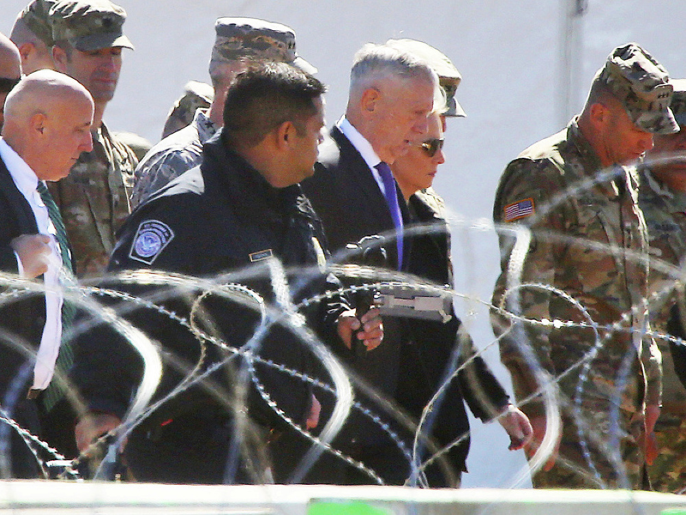 Americký minister obrany Jim Mattis môže na hraniciach zasiahnuť hrubou silou.