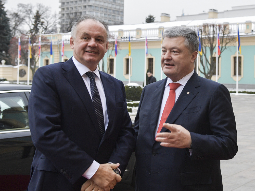 Na snímke ukrajinský prezident Petro Porošenko (vpravo) víta prezidenta SR Andreja Kisku v Kyjeve