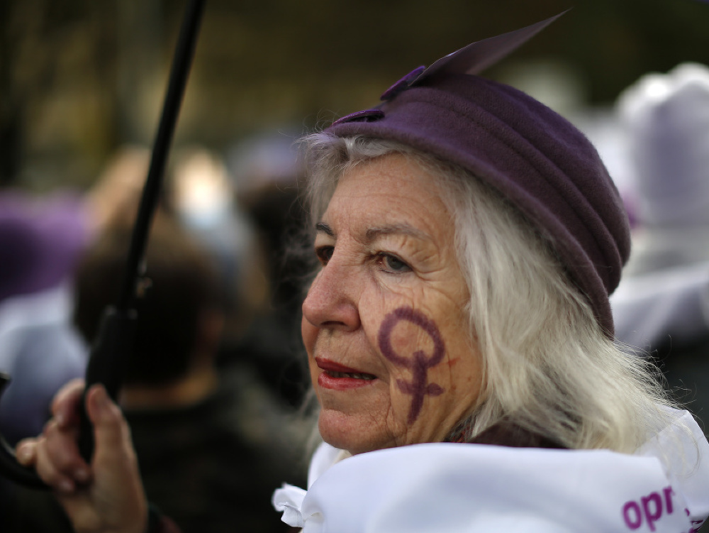 Žena protestuje proti násiliu voči ženám v Madride