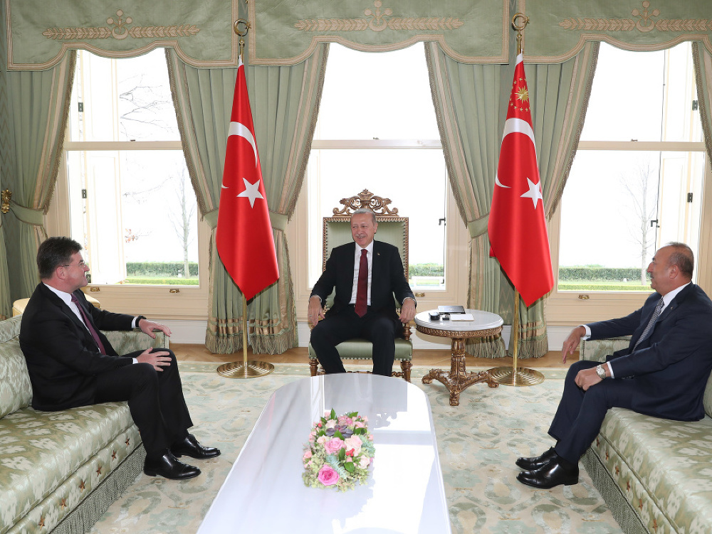 Turecký prezident Recep Tayyip Erdogan, minister zahraničných vecí a európskych záležitostí SR Miroslav Lajčák a  turecký minister zahraničných vecí Mevlüt Čavušoglu 