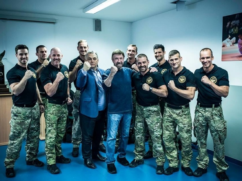 Chuck Norris a Viktor Orbán s príslušníkmi elitnej protiteroristickej jednotky TEK.