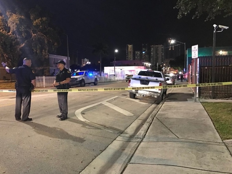 Strelec zranil v Miami päť ľudí.