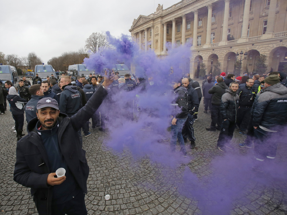 Paríž pod náporom protestujúcich sanitkárov